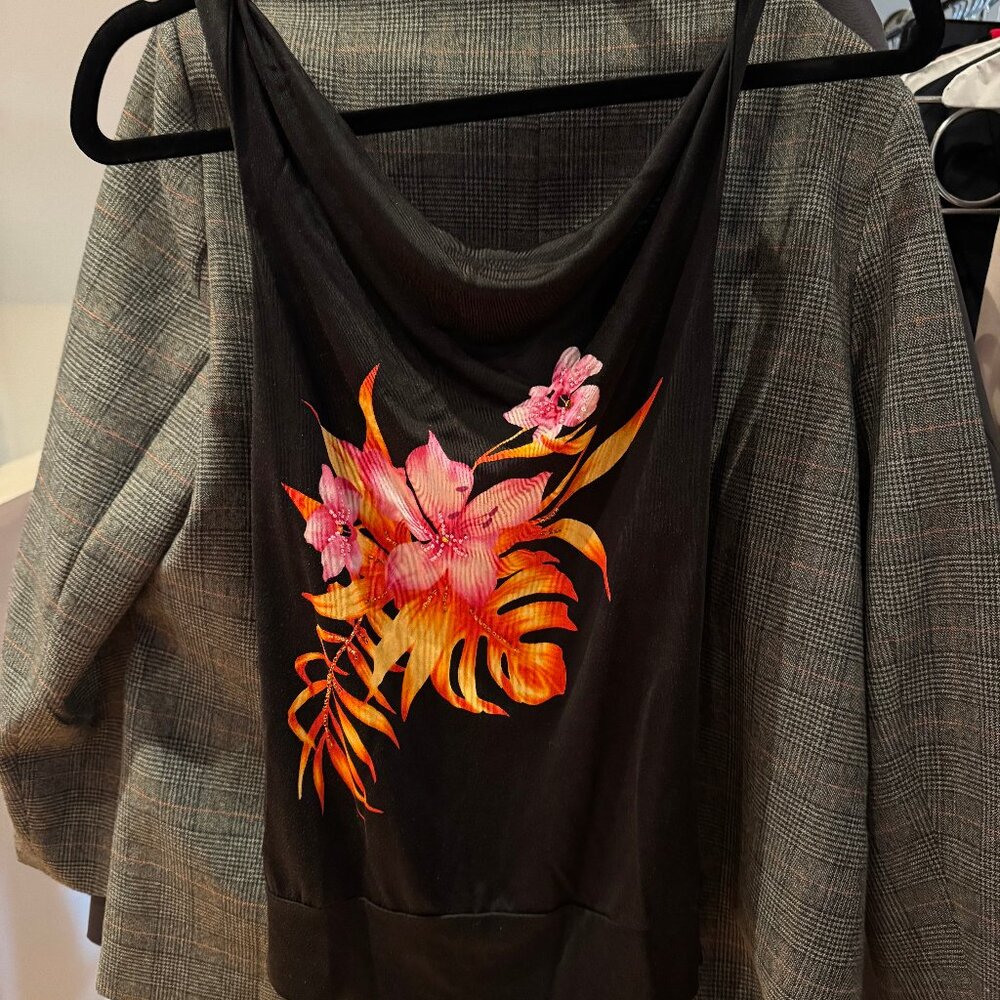 Super Flattering Women's Medium Tank